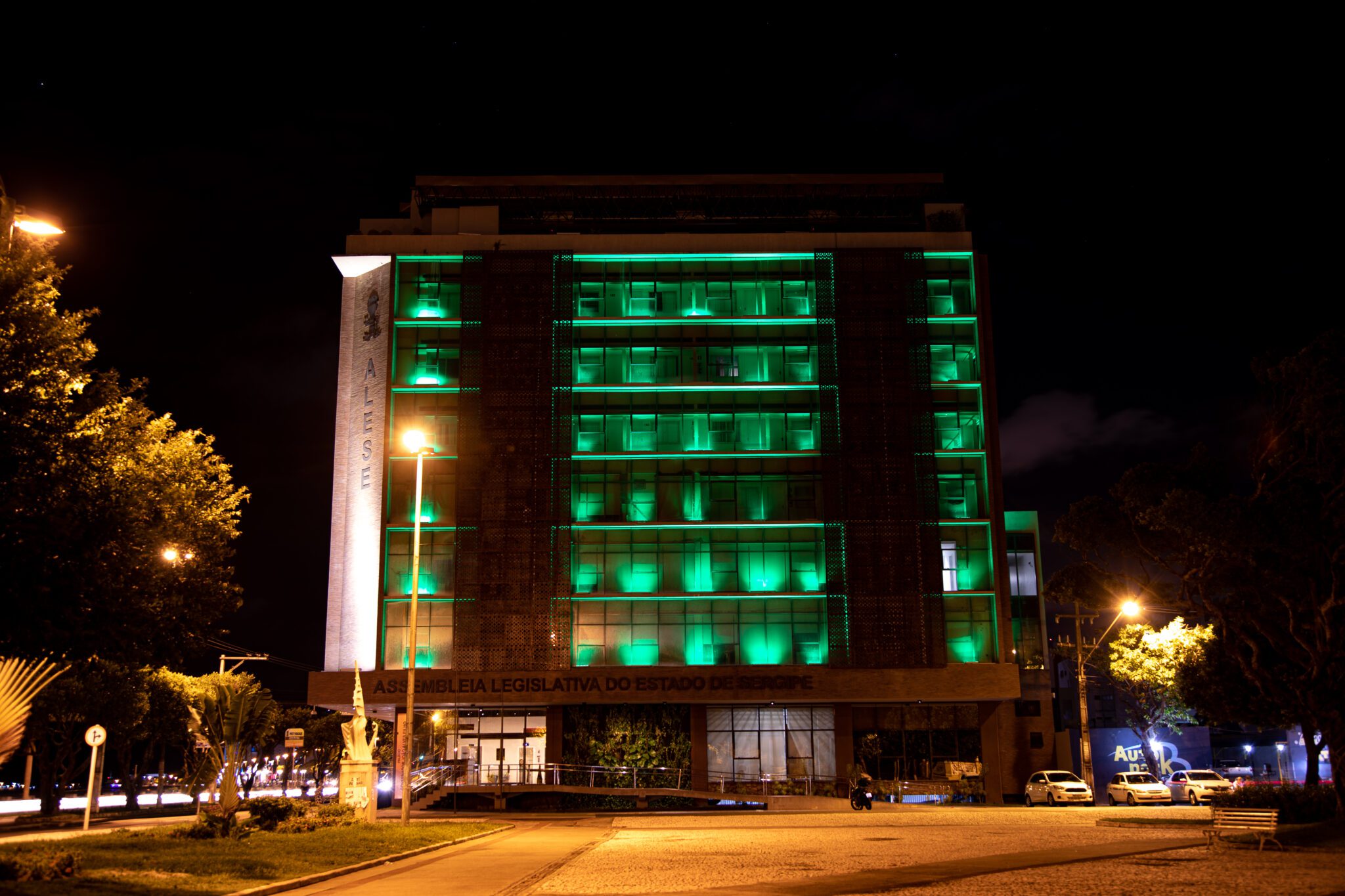 Prédio da Alese é iluminado na cor verde em alusão ao Dia da Defensoria Pública