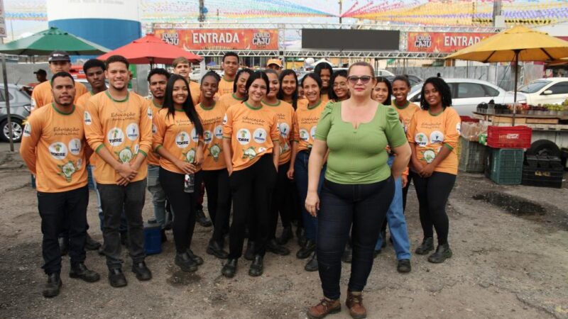 Forró Caju 2024: serviço de educação ambiental orienta ambulantes e comerciantes