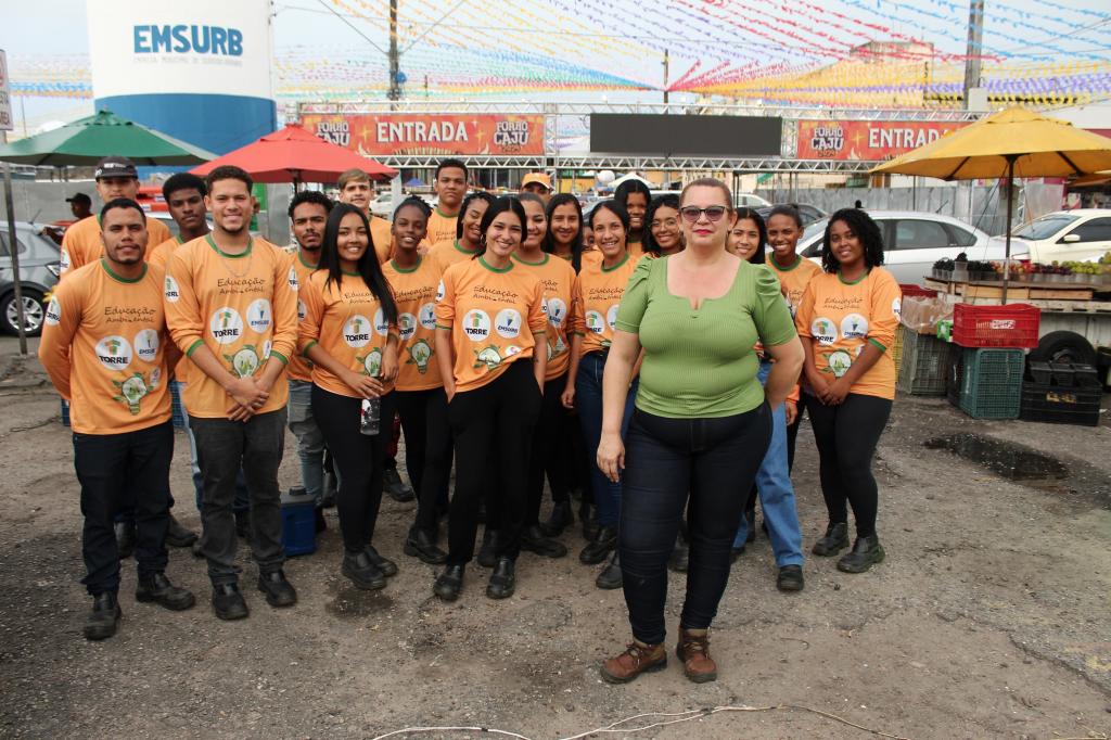 Forró Caju 2024: serviço de educação ambiental orienta ambulantes e comerciantes