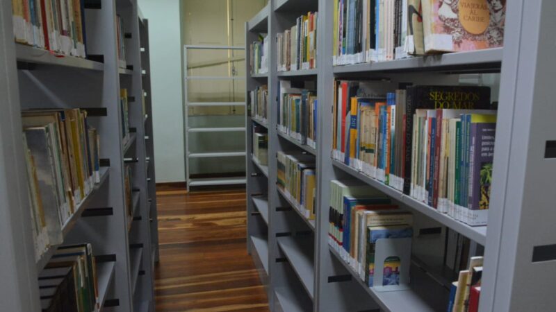 Biblioteca da Escola do Legislativo reúne cerca de quatro mil obras