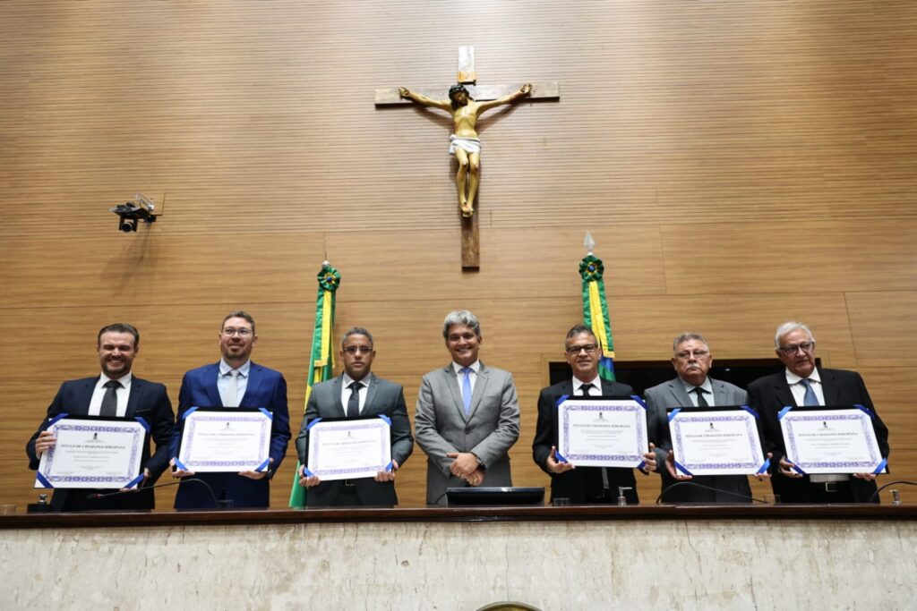 Presidente da Alese recebe a mais alta honraria do Tribunal de Contas de Sergipe