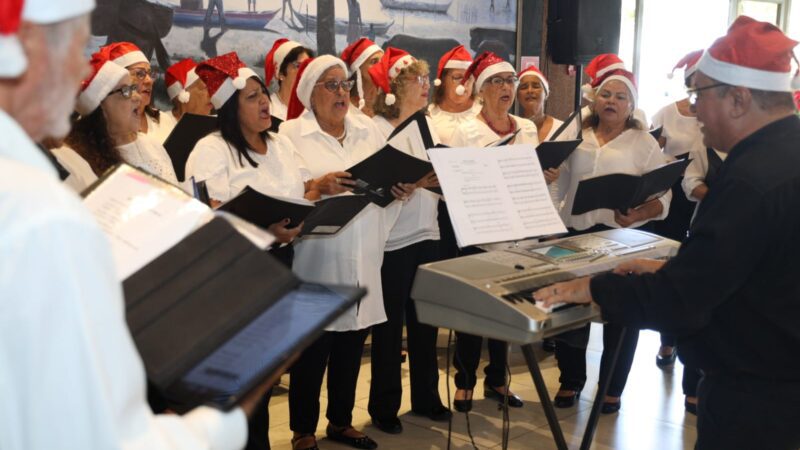 Com músicas natalinas Corales emociona servidores