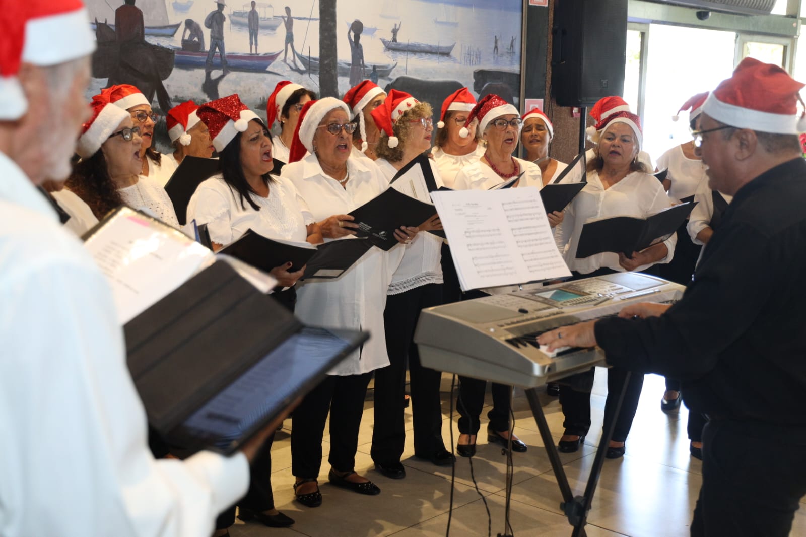 Com músicas natalinas Corales emociona servidores