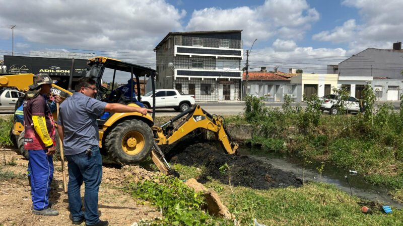 Secretaria de Obras inicia limpeza no canal do bairro Loiola