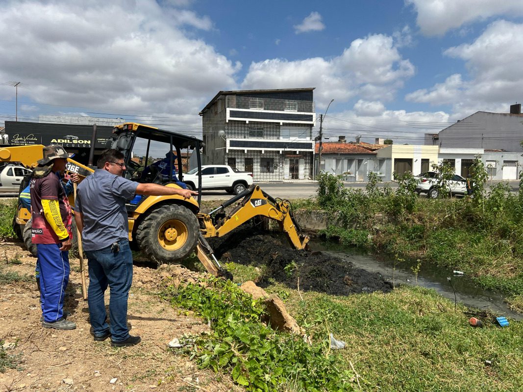 Secretaria de Obras inicia limpeza no canal do bairro Loiola