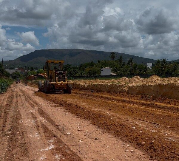 Areia Branca Intensifica Patrolamento das Estradas Vicinais e Benefício Moradores da Zona Rural