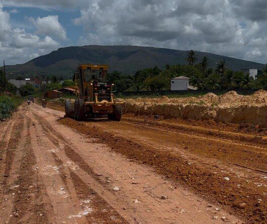 Areia Branca Intensifica Patrolamento das Estradas Vicinais e Benefício Moradores da Zona Rural