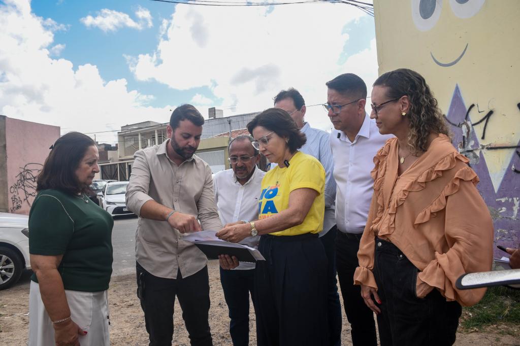 Prefeita Emília Corrêa faz visita técnica em terreno para construção de creche no Bugio