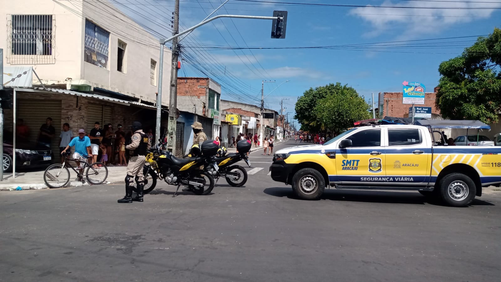 Confusão em bloco de Aracaju termina com viatura da SMTT apedrejada