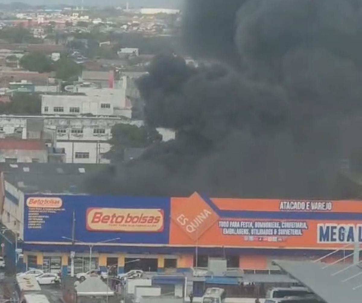 Incêndio de grandes proporções atinge loja no Centro de Aracaju