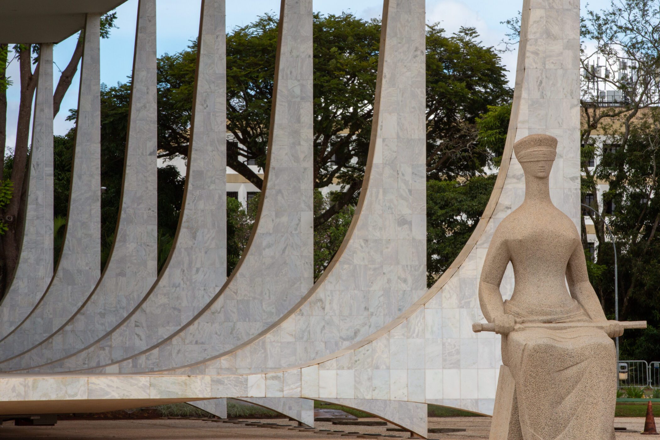 Homem é preso por tentar invadir STF