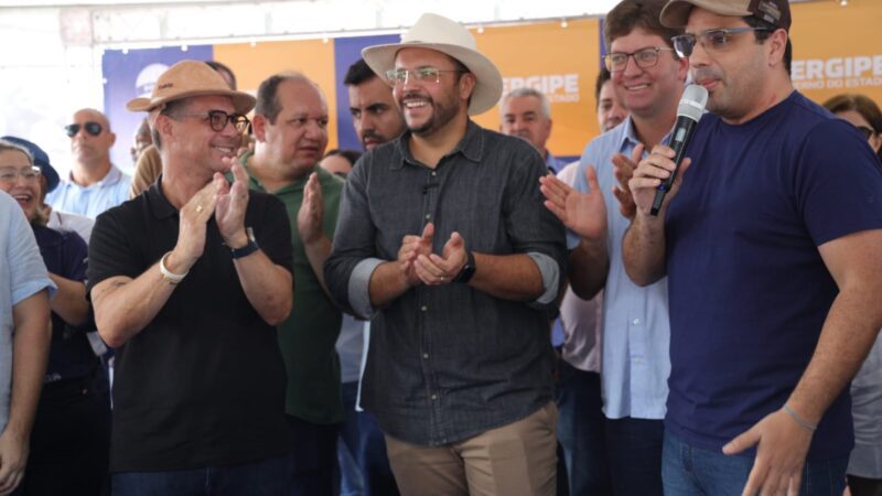 Jeferson Andrade comemora assinatura de ordem de serviços no Alto Sertão do Estado