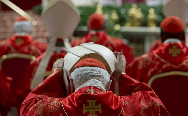 Após morte do papa Francisco, Igreja inicia luto e se prepara para o Conclave