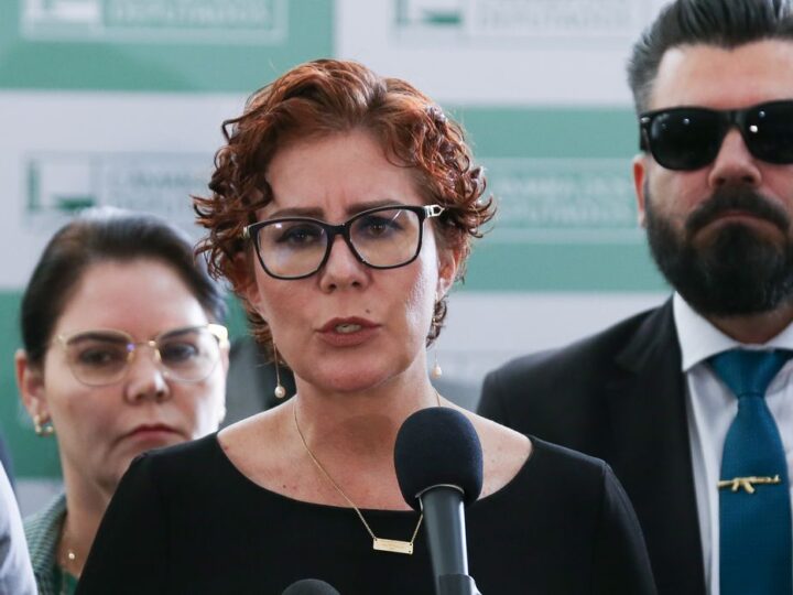 Polícia italiana prende Carla Zambelli