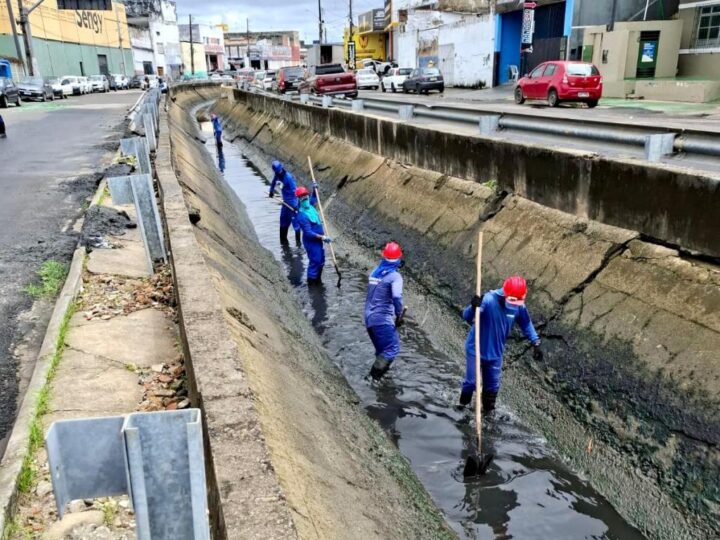 Gestão intensifica limpeza de canais e retira mais de 7 mil toneladas de resíduos em Aracaju