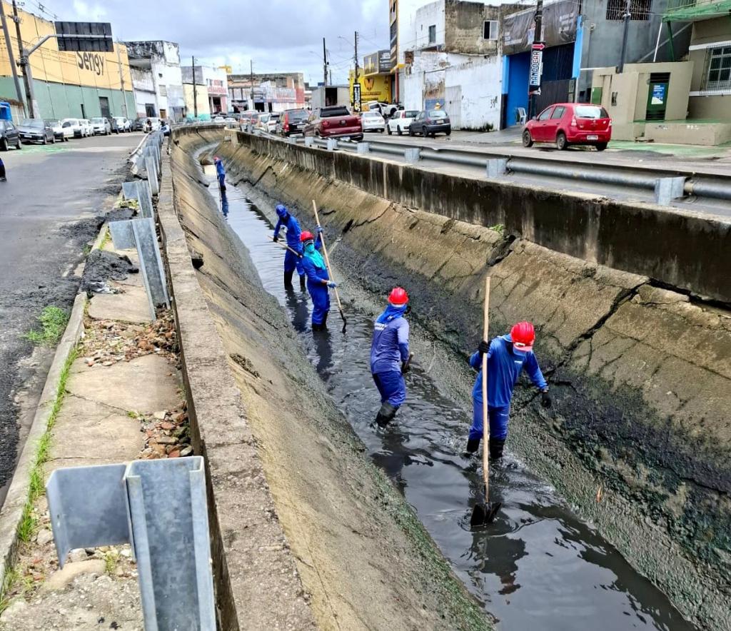 Gestão intensifica limpeza de canais e retira mais de 7 mil toneladas de resíduos em Aracaju