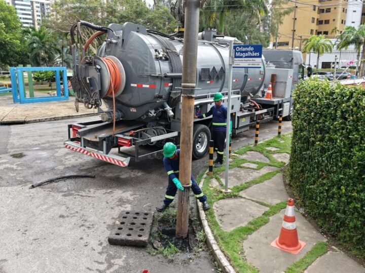 Prefeitura de Aracaju realiza desobstrução emergencial de drenagem no bairro Jardins