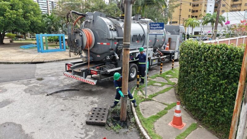 Prefeitura de Aracaju realiza desobstrução emergencial de drenagem no bairro Jardins