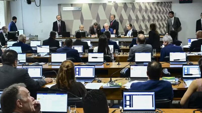 A Comissão de Constituição e Justiça (CCJ) do Senado rejeitou nesta quarta-feira (24) a Proposta de Emenda à Constituição (PEC) que amplia a proteção de parlamentares na Justiça.