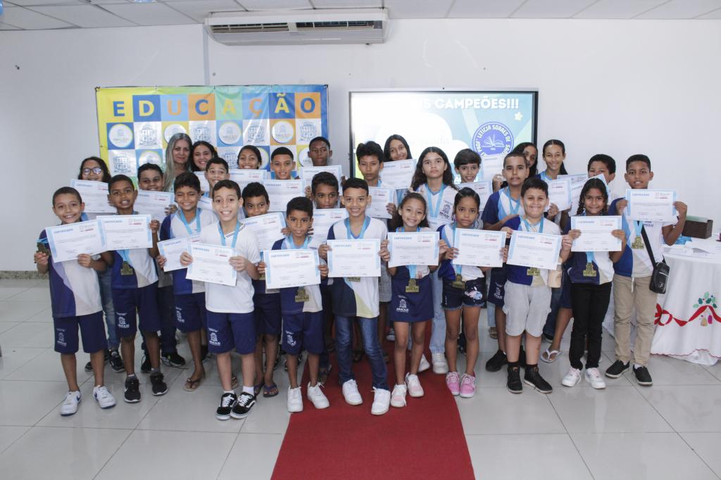 Escola Letícia Soares recebe Menção Honrosa nas Olimpíadas Brasileira de Matemática das Escolas Públicas