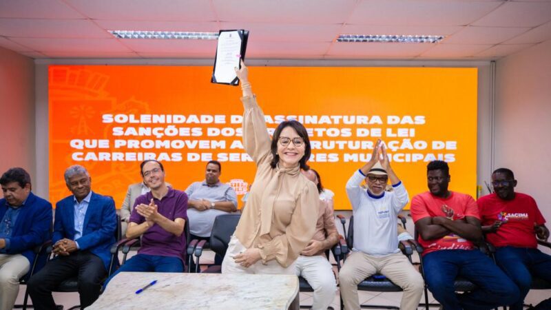 Prefeita Emília Corrêa sanciona leis que reestruturam carreiras do funcionalismo público