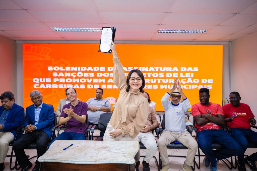 Prefeita Emília Corrêa sanciona leis que reestruturam carreiras do funcionalismo público