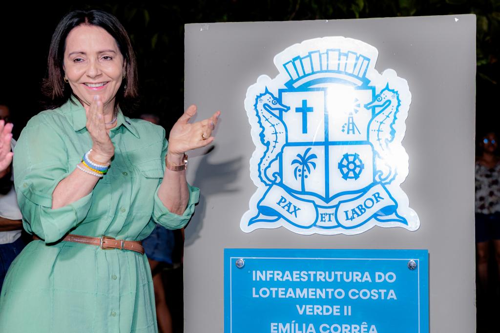 Prefeita Emília Corrêa inaugura obras de infraestrutura e nova praça no bairro Aruana