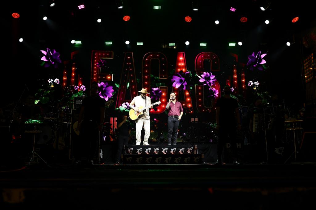 Forró Caju 2026 tem quarta noite marcada por romantismo e música na Praça dos Mercados