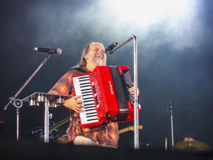 Forró e sertanejo animam mais uma noite do Forró Caju na Praça dos Mercados
