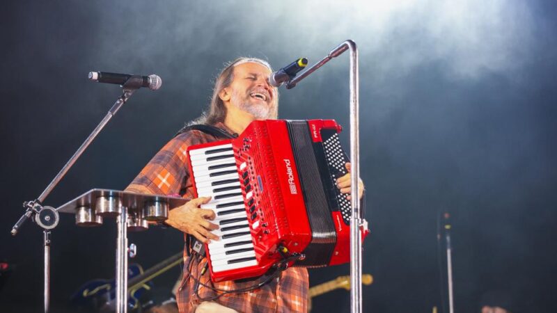 Forró e sertanejo animam mais uma noite do Forró Caju na Praça dos Mercados