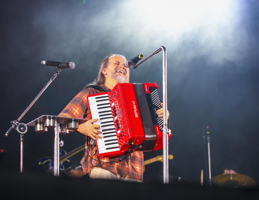 Forró e sertanejo animam mais uma noite do Forró Caju na Praça dos Mercados