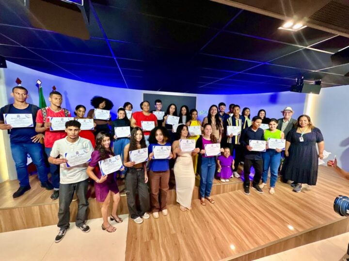Jovens do Empresa Protagonista recebem certificados e seguem para entrevistas de emprego