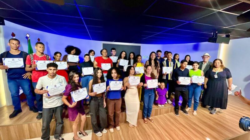 Jovens do Empresa Protagonista recebem certificados e seguem para entrevistas de emprego