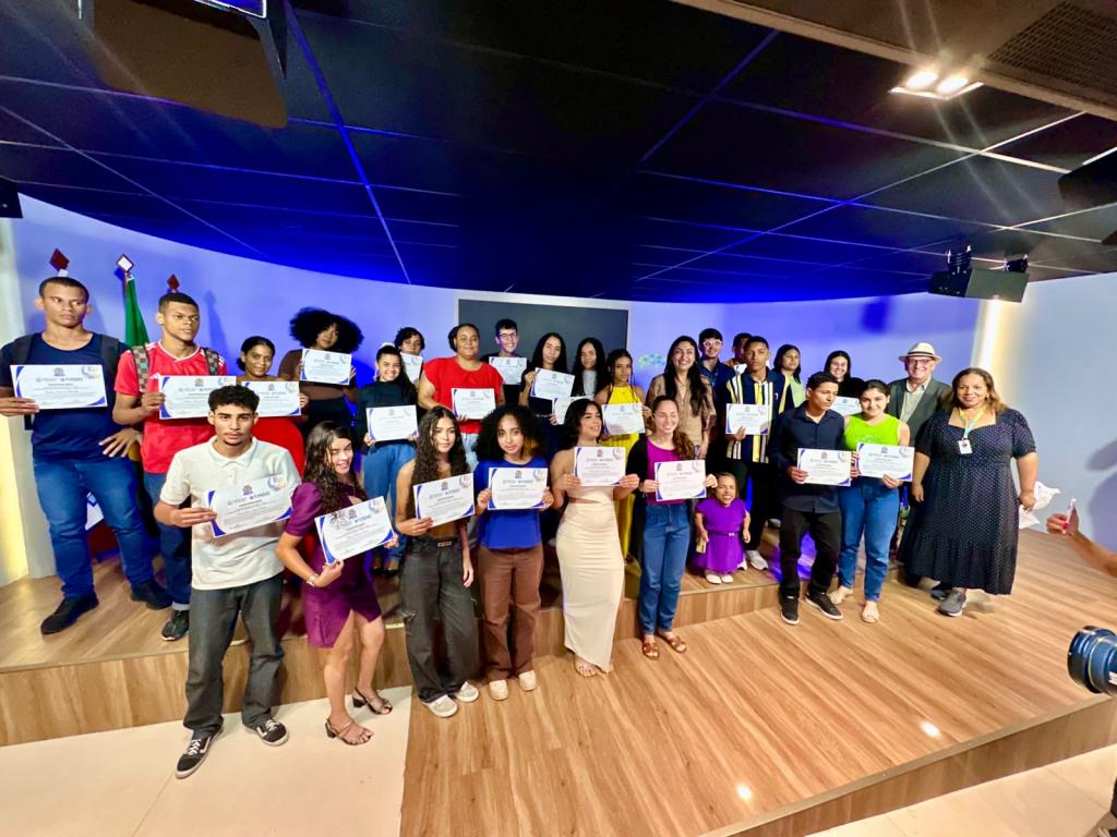 Jovens do Empresa Protagonista recebem certificados e seguem para entrevistas de emprego