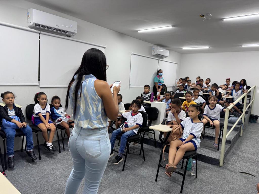 Encontro do Clube do Livro Juvenil estimula leitura e troca de experiências entre jovens