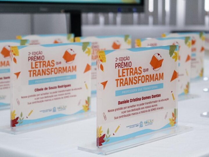 Professores e escolas da rede municipal são homenageados com prêmio Letras que Transformam