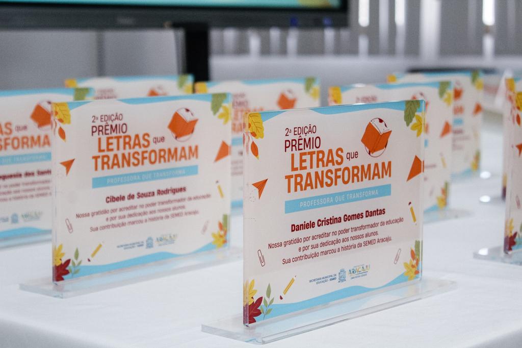 Professores e escolas da rede municipal são homenageados com prêmio Letras que Transformam